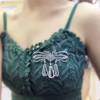 

Qi Xuan_Classic S925 Silver Plated White Gold Hand-Inlaid Zircon Bowknot Brooch Pin Noble And Elegant Atmosphere Female