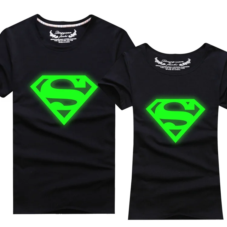 Los amantes de los hombres de la camiseta fluorescente