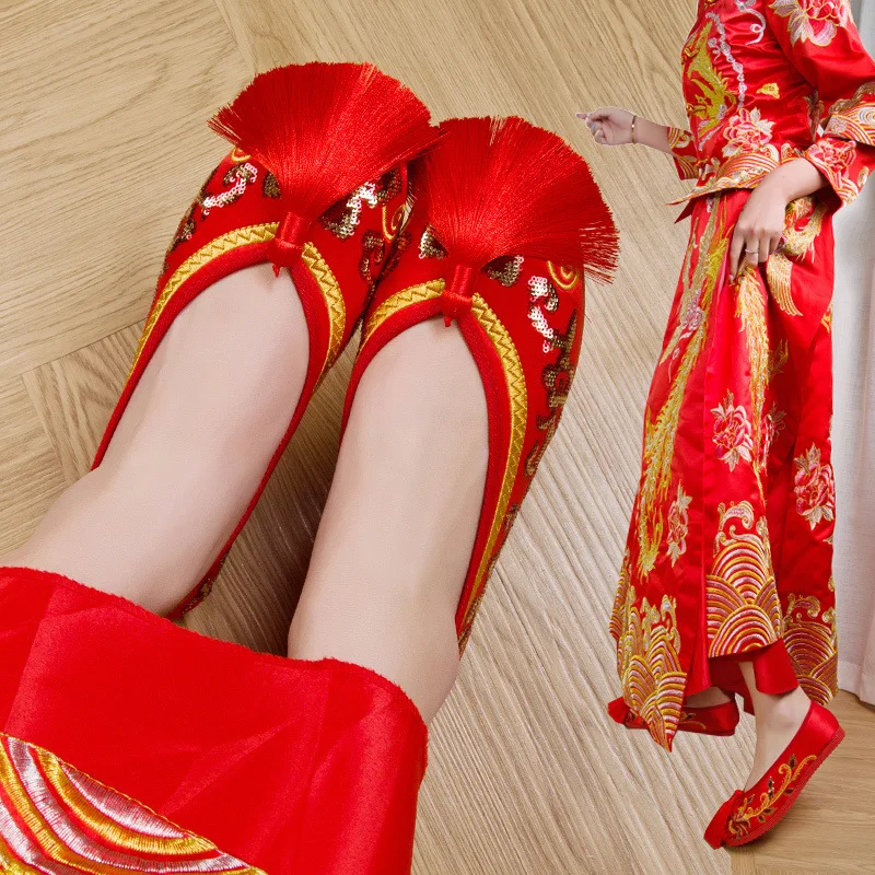 

2018 fashion Chinese womans red wedding bride single shoes flat wedding shoes embroidered Vulcanize tassel shoes Yasilaiya