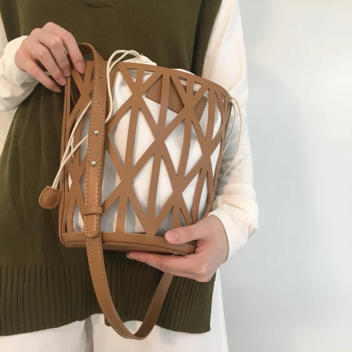 Brown Известные бренды ведро сумка для женщин плеча сумки через плечо большой емкости из искусственной кожи выдалбливают пляжная сумка новая сумка черного цвета - Цвет: Brown