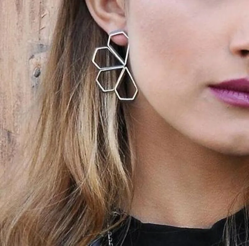 

2019 New Women Earrings Retro Fashion Simple Openwork Flower Alloy Earrings Exquisite Oorbellen Fantastic Earring Anel