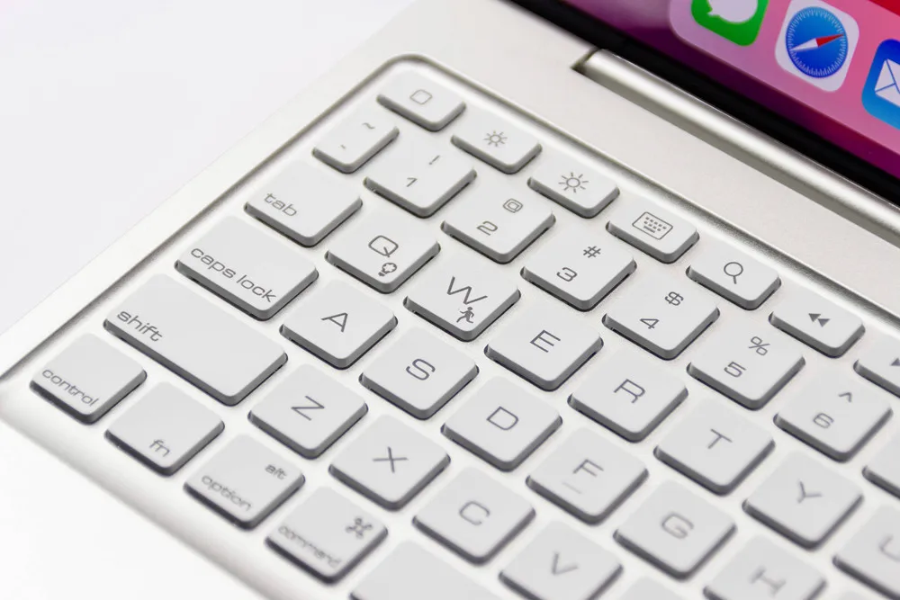 iPad-pro-11-backlit-keyboard-case-q