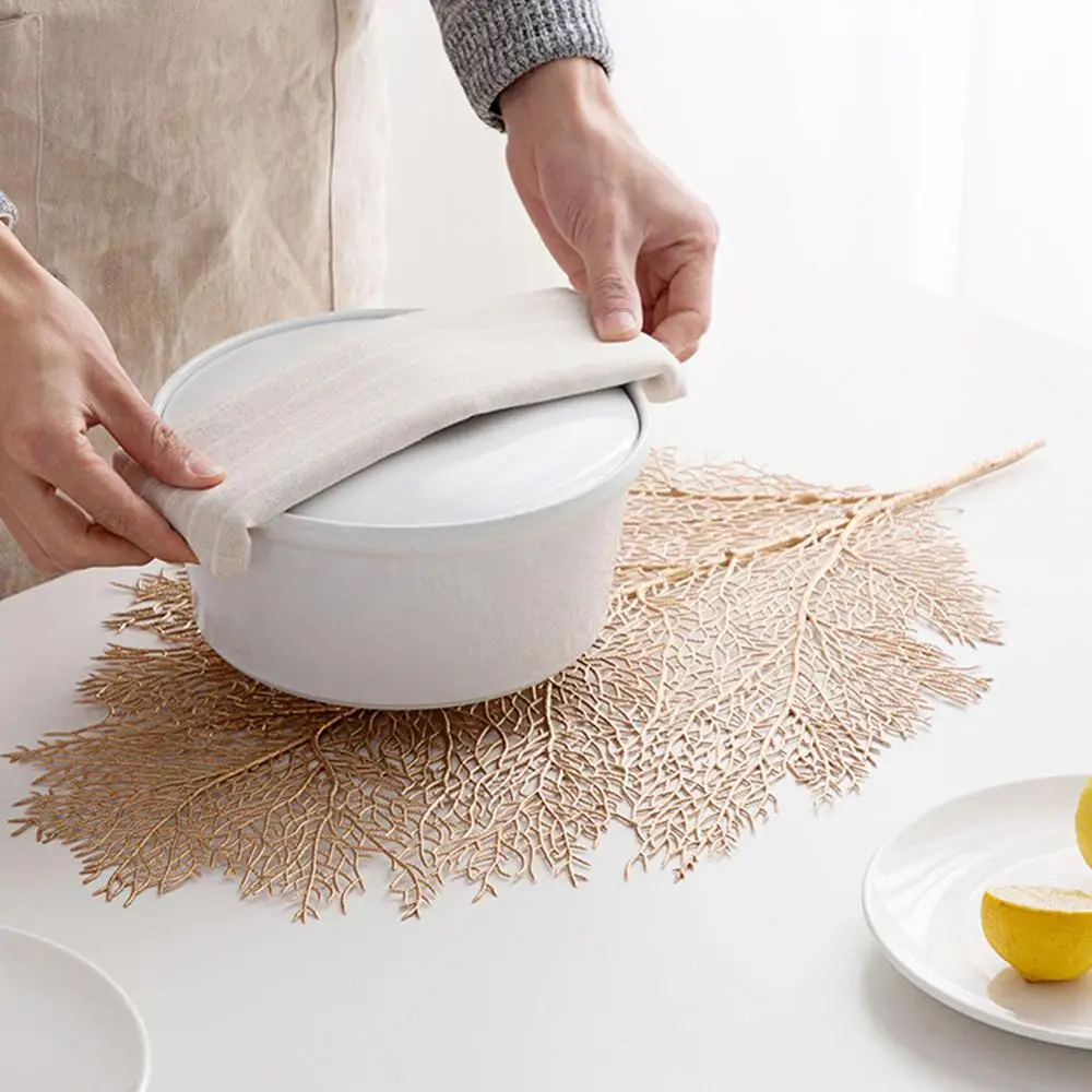 

4 pcs Dining Table Leaf Placemats Simulation Coral Branch Placemat Washable PP Table Mats Table Decoration Restaurant