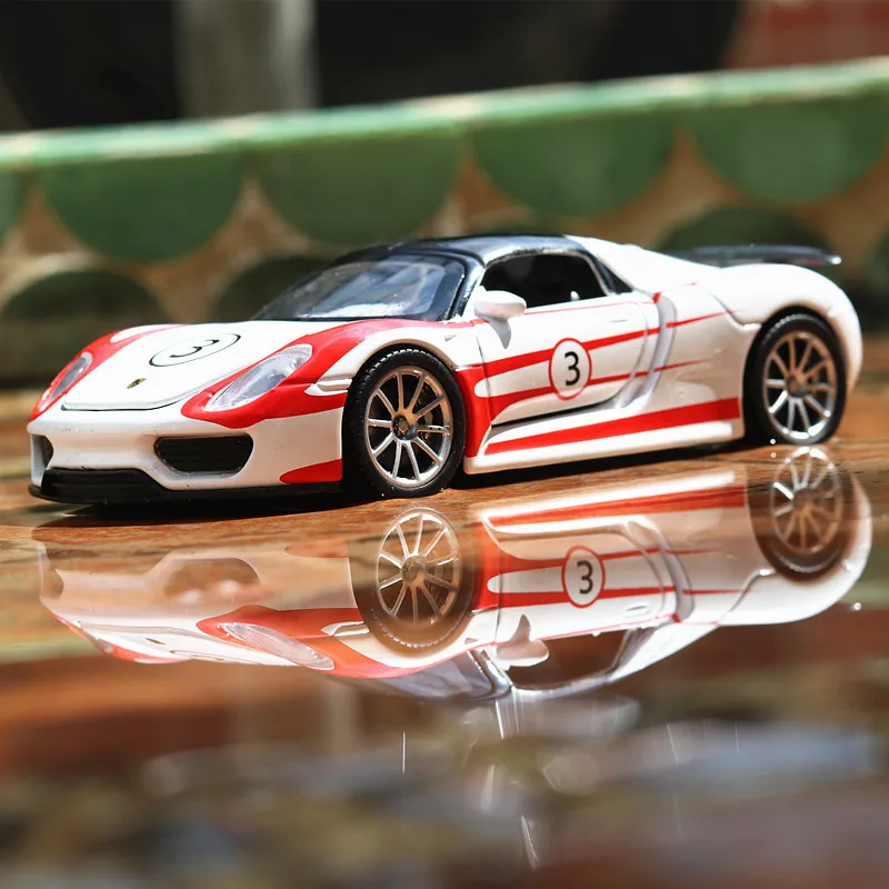

1:32 Die Cast Model Cars Electric Flashing Pull back scale automobile Alloy Vehicle gld3 Coche Children Toys Martini Racing 918s