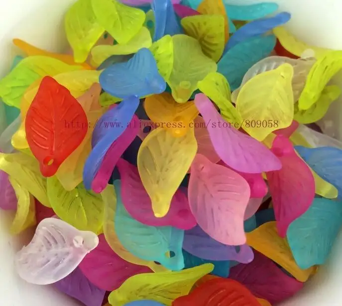 100 шт случайных смешанных цветов акриловых бусин в форме листьев, пластиковые Матовые Подвески Lucite, массивные подвески-Подвески - Цвет: Многоцветный