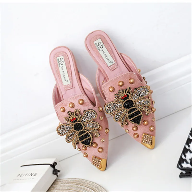 Летние женские элегантные туфли без задника на плоской подошве с заклепками и кристаллами; роскошные дизайнерские туфли в Корейском стиле с острым носком