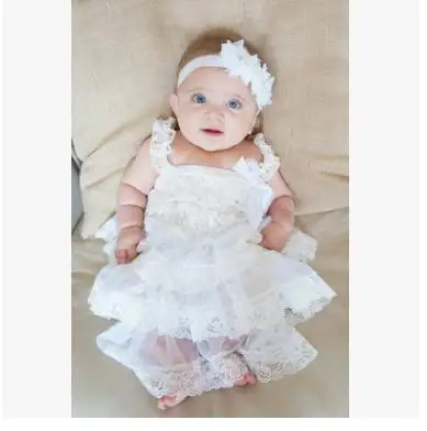 малышка в белом платье. маленькое платье. нарядное платье для маленькой девочки. малышка в платье. белое платье на годик девочке.