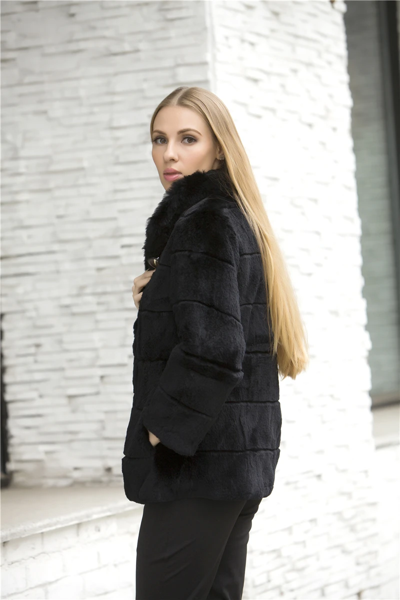 Новое поступление зимняя куртка женская с натуральным мехом пальто женская мягкая черная короткая модель тонкая Высококачественная верхняя одежда с воротником-стойкой пальто