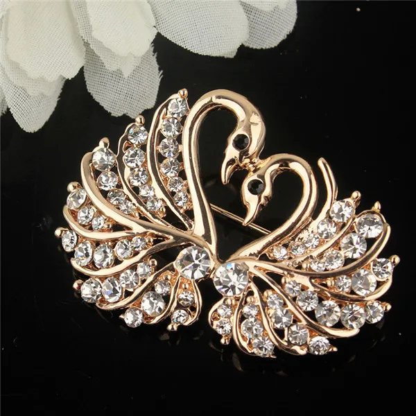 Cute Crystal Swan Brooch Pins Gold Color Lovers Animal Rhinestones Brooches for Women Wedding Scarf Jewelry Vintage Lapel Pins