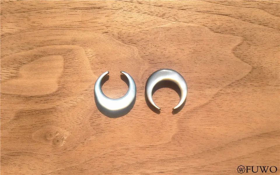 20mm Natural Black Shell Crescent Pendant 10