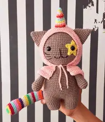 Вязаный крючком amigurumi cat naugty