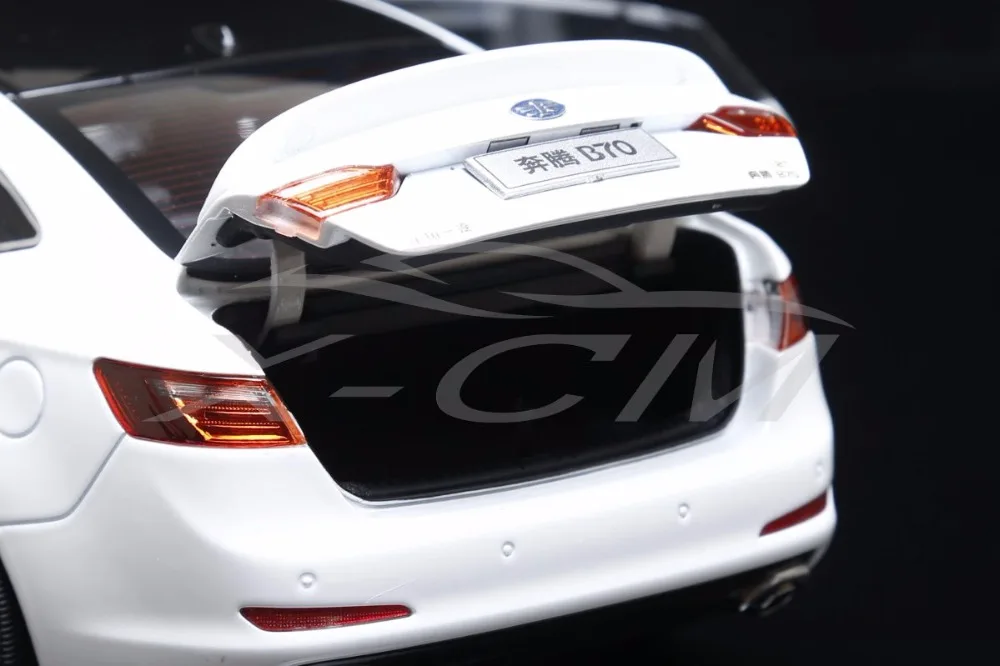 Литье под давлением модель автомобиля Benteng Besturn B70 спортивные RS 1:18 (белый) +