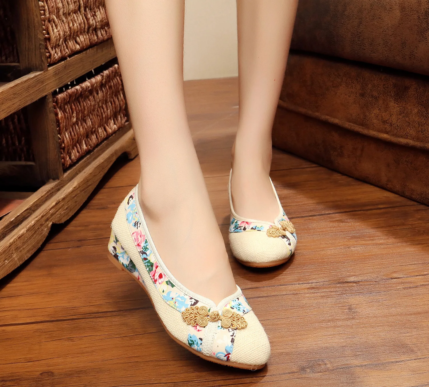 Новинка года; весенняя женская обувь в стиле «Старый Пекин»; туфли на плоской подошве в стиле ретро; парусиновая обувь с китайской цветочной вышивкой; sapato feminino; Размеры 35-40
