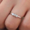 Anillo de compromiso de moissanita para mujer, 3 uds. De piedras redondas de oro blanco de 14K, joyería fina de boda de diamantes de laboratorio ► Foto 1/6