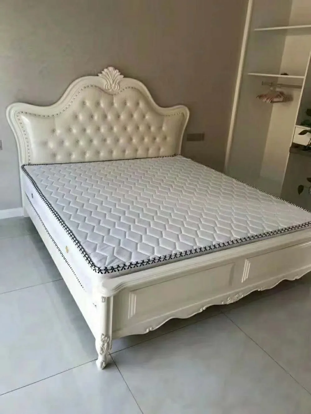 Современная Европейская твердая деревянная кровать модная резная кожаная французская мебель для спальни QT005