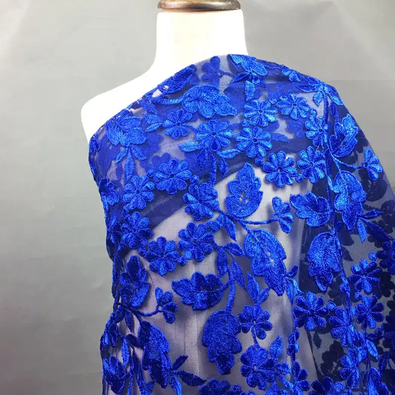 vestido azul com tule transparente