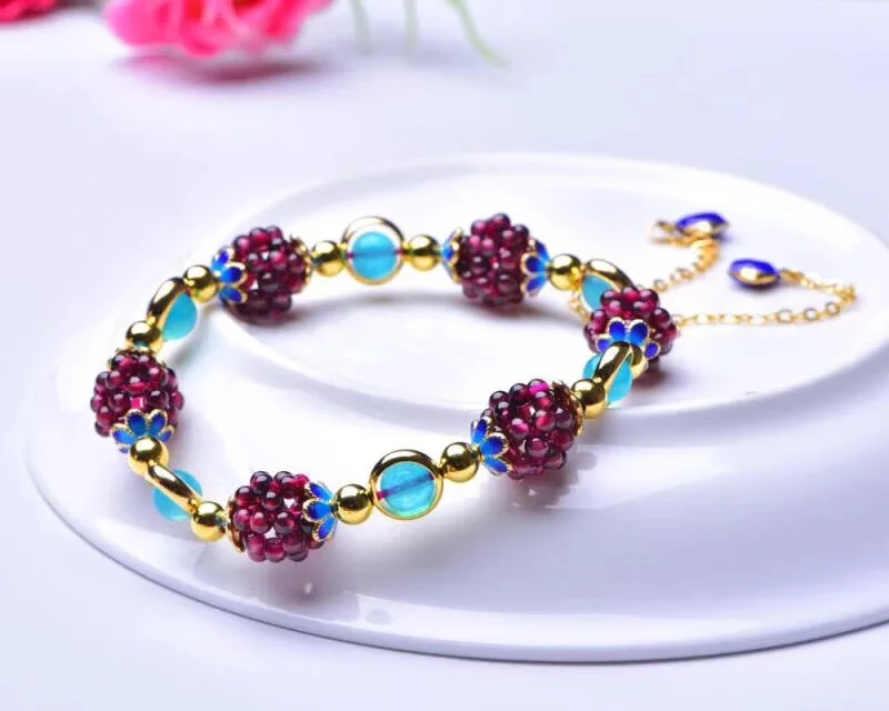 

Natural garnet hand-woven bracelet lady wear