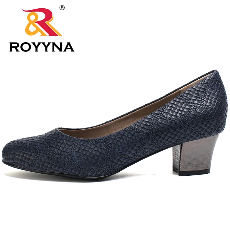 ROYYNA/ г., Популярные стильные женские туфли-лодочки с квадратными каблуками женская обувь из материала под змеиную кожу женская повседневная обувь с закрытым носком