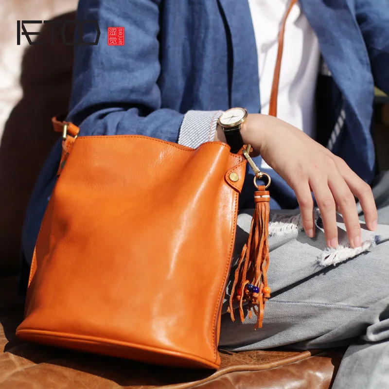 AETOO Original design leather handmade bag green top layer leather shoulder slung big bag retro tassel bucket bag AETOO Original design leather handmade bag green top layer leather shoulder slung big bag retro tassel bucket bag