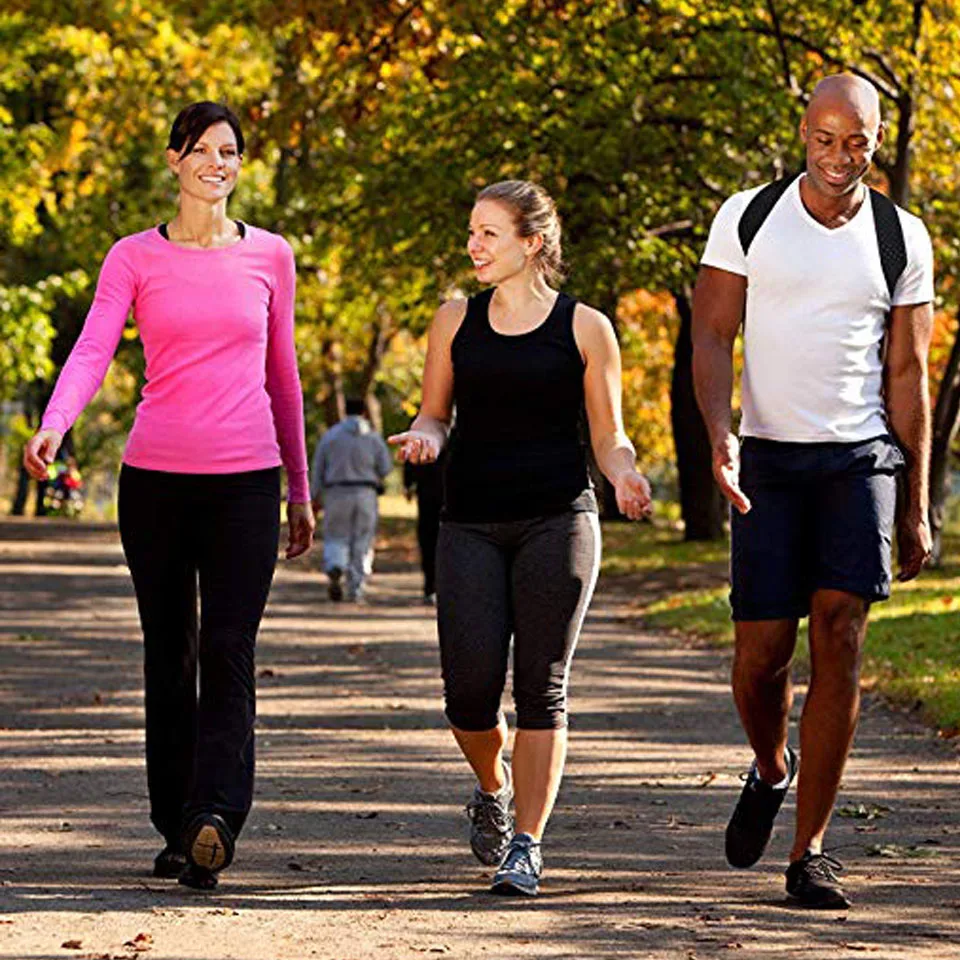 Daily walking. Ходьба и бег. Daily walking. Прогулка. Человек идет.