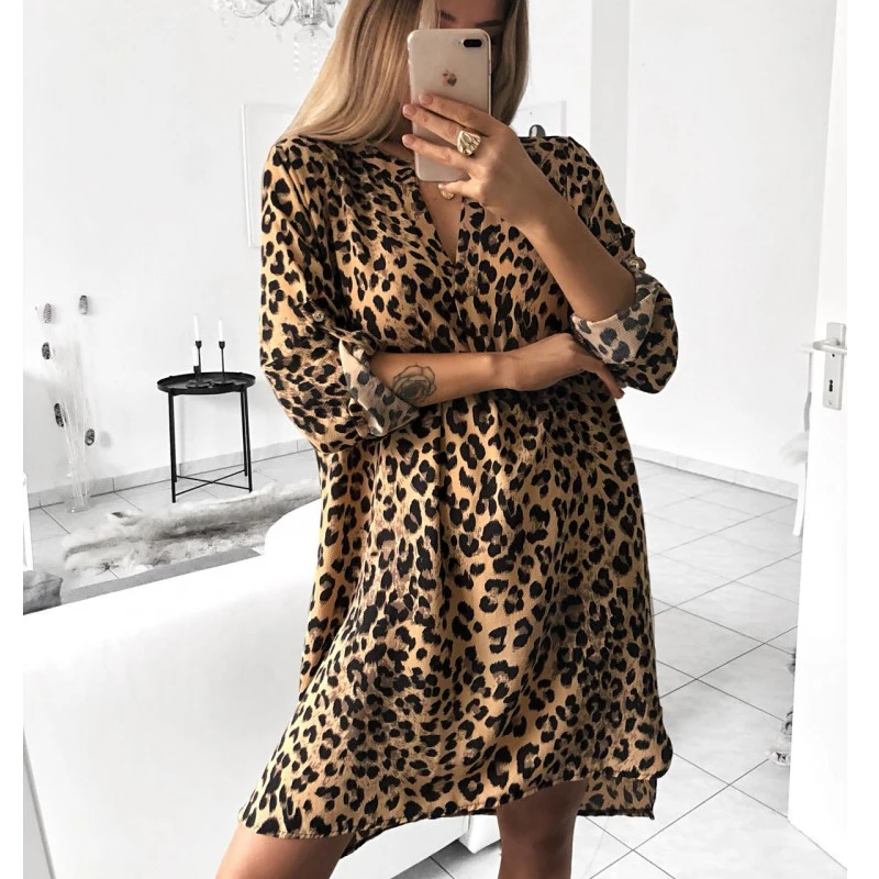 Леопардовое платье в обтяжку. Платье с леопардовыми рукавами. Леопардовое платье с длинным рукавом. Платье леопард 2022. Черное платье с леопардовыми рукавами.