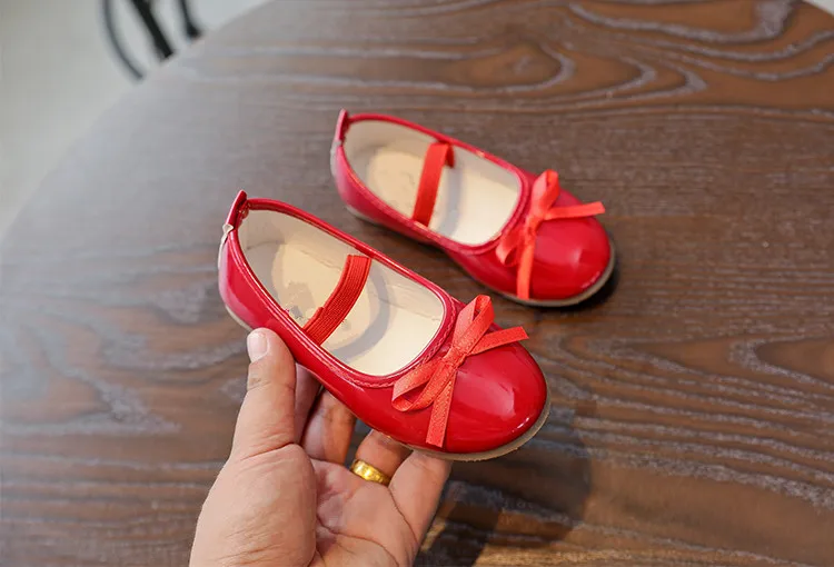 Обувь принцессы для девочек; красная обувь из лакированной кожи с бантом для детей; Мягкие Мокасины; модная детская обувь Mary Jane на плоской подошве; размеры 21-36