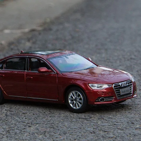 Литая модель автомобиля из сплава 1/32 электронная со светом и звуком детская