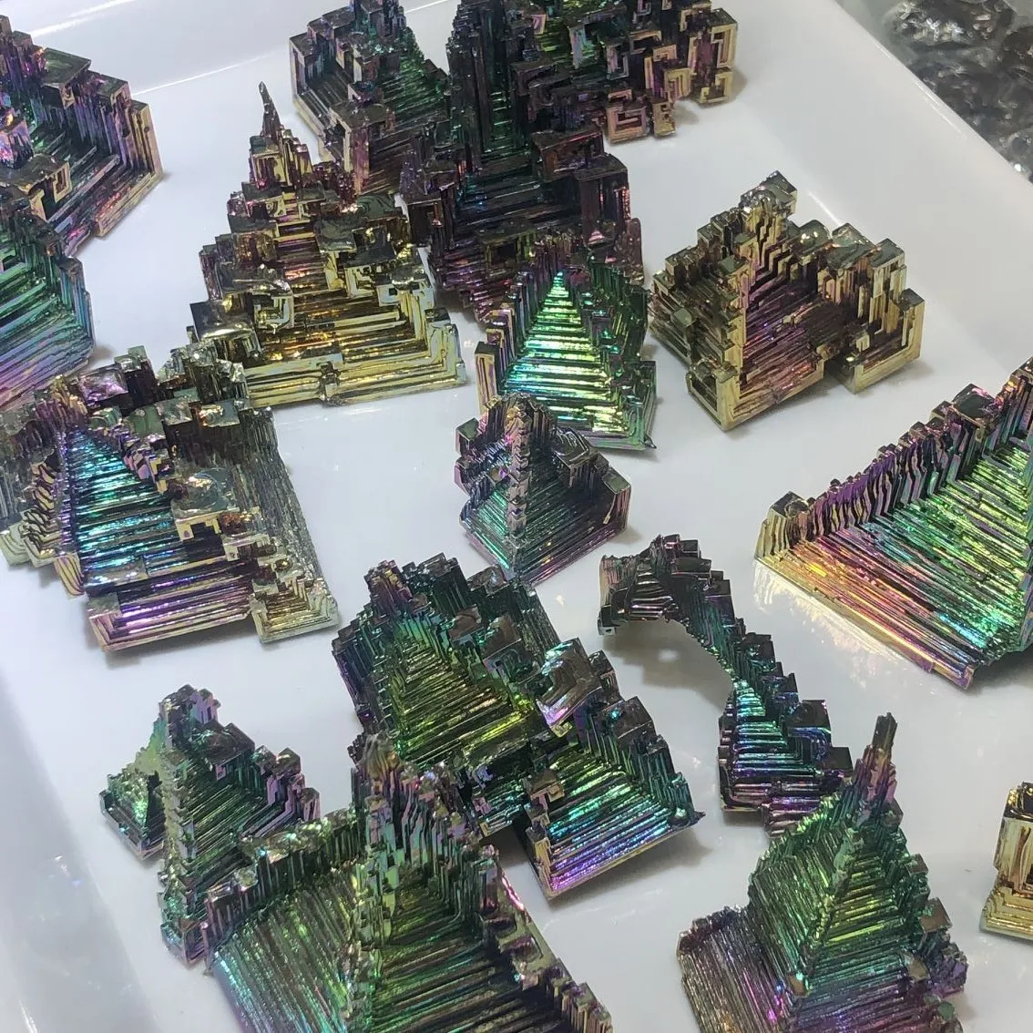 Красивый минеральный образец радужного висмута образец кристаллической руды целебный минеральный натуральный кристалл необработанный висмута руды Зеленый металл D3