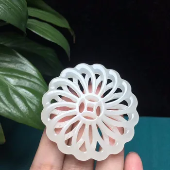 

Tian Yuhua opens a rich white jade pendant, the jade is warm and delicate, and the oily feel is full. 2717#
