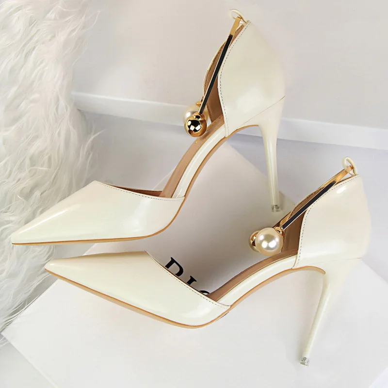 LAKESHI/модные женские туфли-лодочки с металлическим украшением и жемчугом; цвет белый, серебристый; пикантные женские туфли на высоком каблуке-шпильке с острым носком