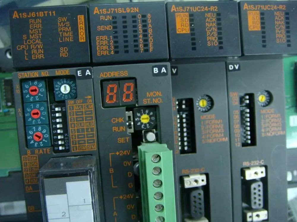

[SA] Positive! Goods in stock - PLC A1SJ71SL92N 9 into new disassemble parts of good quality!