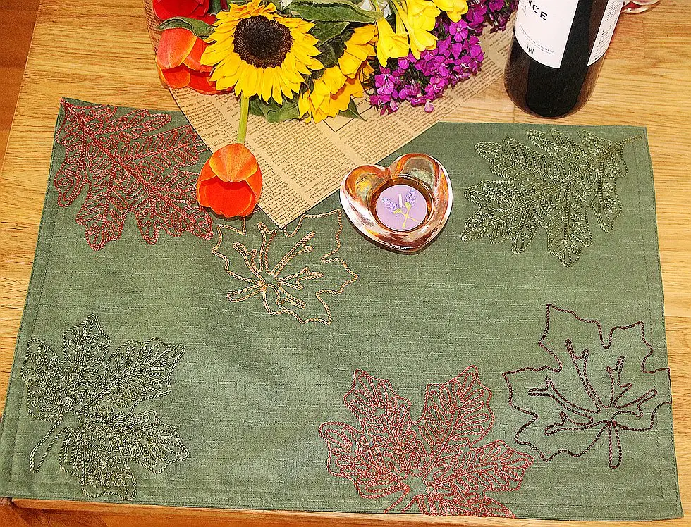 4Pcs Embroidered Daisy Flower Doily Fabric Oval Table Placemats 33X48cm