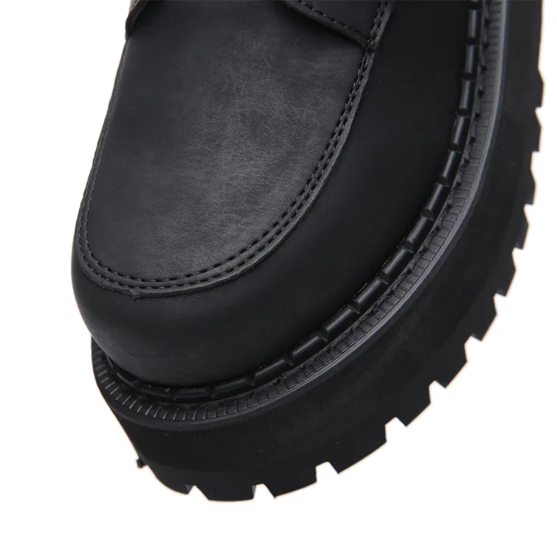 Harajuku/черная кожаная обувь на толстой резиновой подошве; женская обувь на плоской подошве в стиле панк; уличная модная обувь на платформе; обувь с перфорацией типа «броги»; Винтажная обувь на плоской подошве с пряжкой