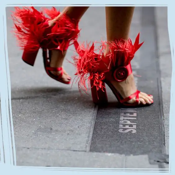 Розовые женские римские сандалии; босоножки на высоком квадратном каблуке 10 см с перьями; женские летние туфли красного и белого цвета; большие пряжки на День святого Валентина