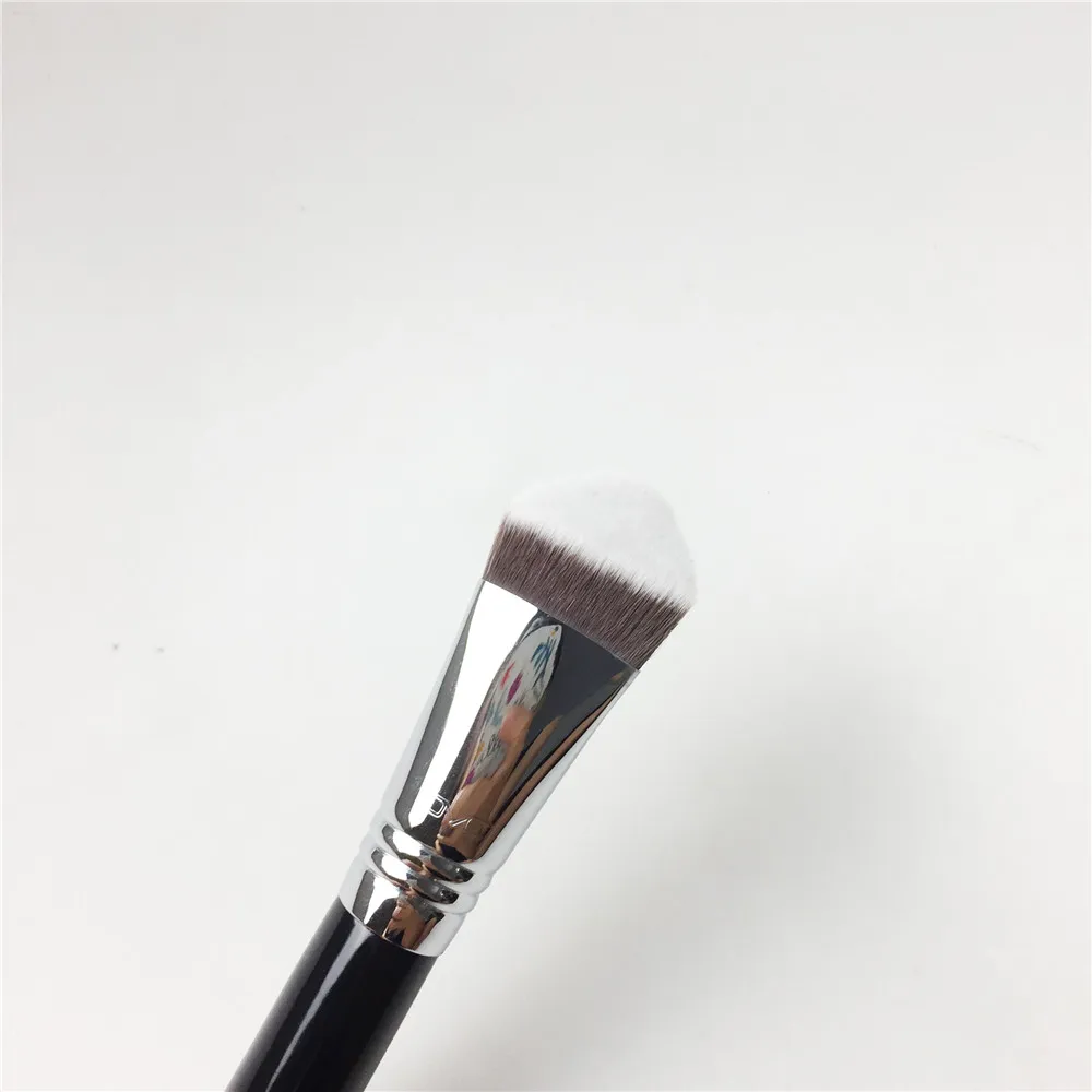 CVC EDGE KABUKI BRUSH _ 3
