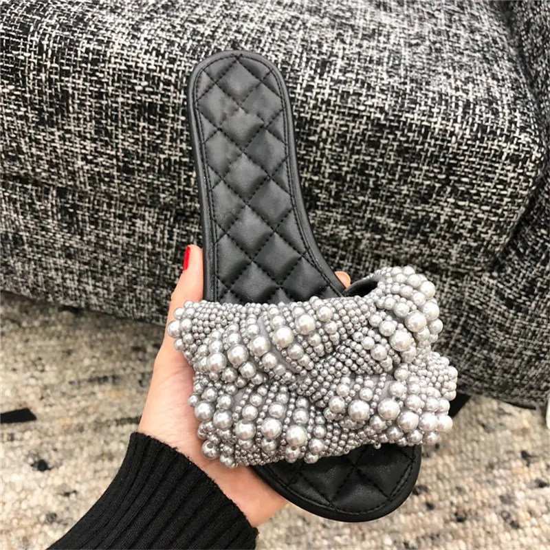

Zapatillas Mujer 2019 New White Pearl Embellished Summer Slippers Women Open Toe Flat Slippers Outdoor Beach Shoes Woman Slides