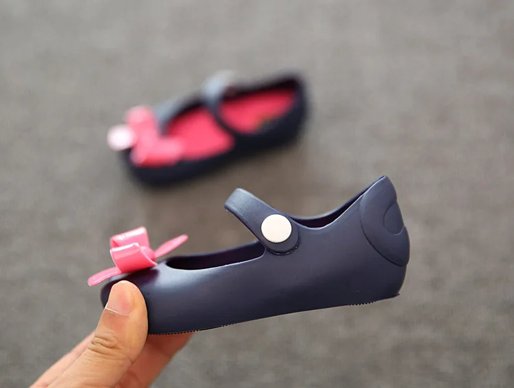 Сандалии для новорожденных девочек; детская нескользящая обувь с пластиковым бантом; Летняя обувь с пряжкой