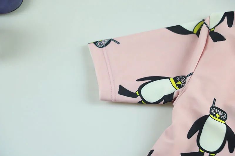 Одежда для купания для маленьких девочек; цельнокроеный купальный костюм с принтом пингвина+ шапочка с защитой от УФ-лучей; детский купальный костюм; пляжная одежда