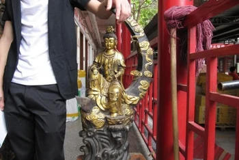

ChinaFolk Bronze Gild freedom Kwan-Yin Guan Yin Bodhisattva Buddha Sit on Moon