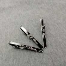 Ровные цилиндры застежка галстук-бабочка по индивидуальному заказу Зажим для свадьбы и Помолвки на заказ выгравировать бесплатно с любым текстом/логотипом/изображения 20 шт в партии