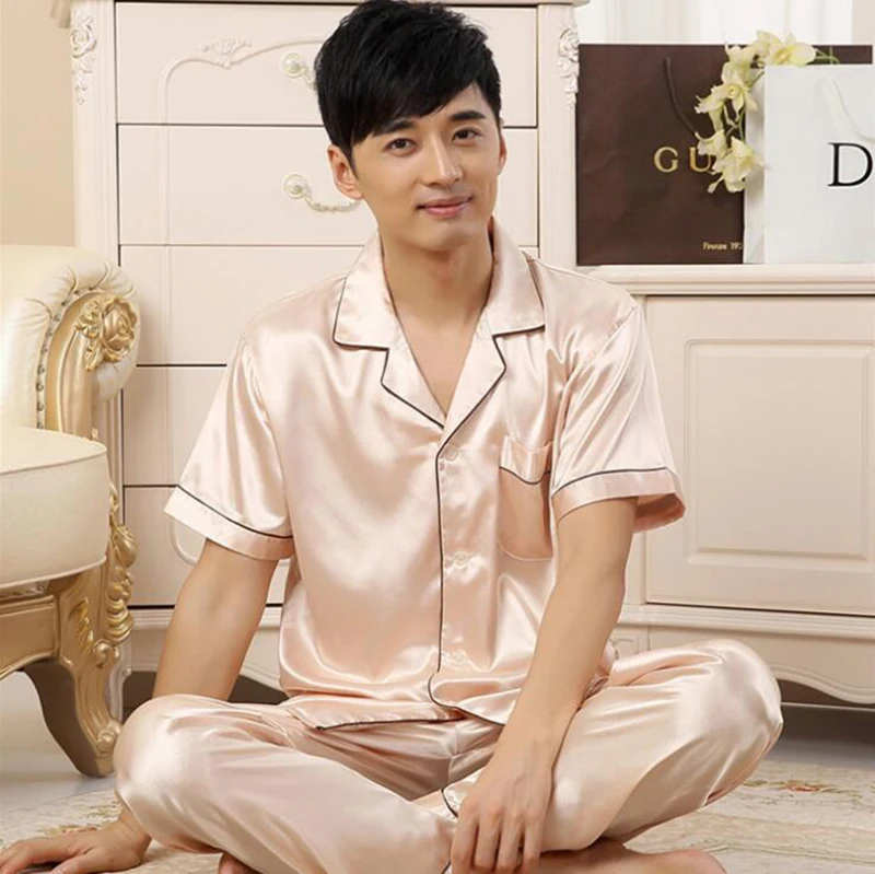 Девушка в пижаме эстетика. Розовая мужская пижама. Белая пижама. Сон большая одежда. Пижама женская шелковая.