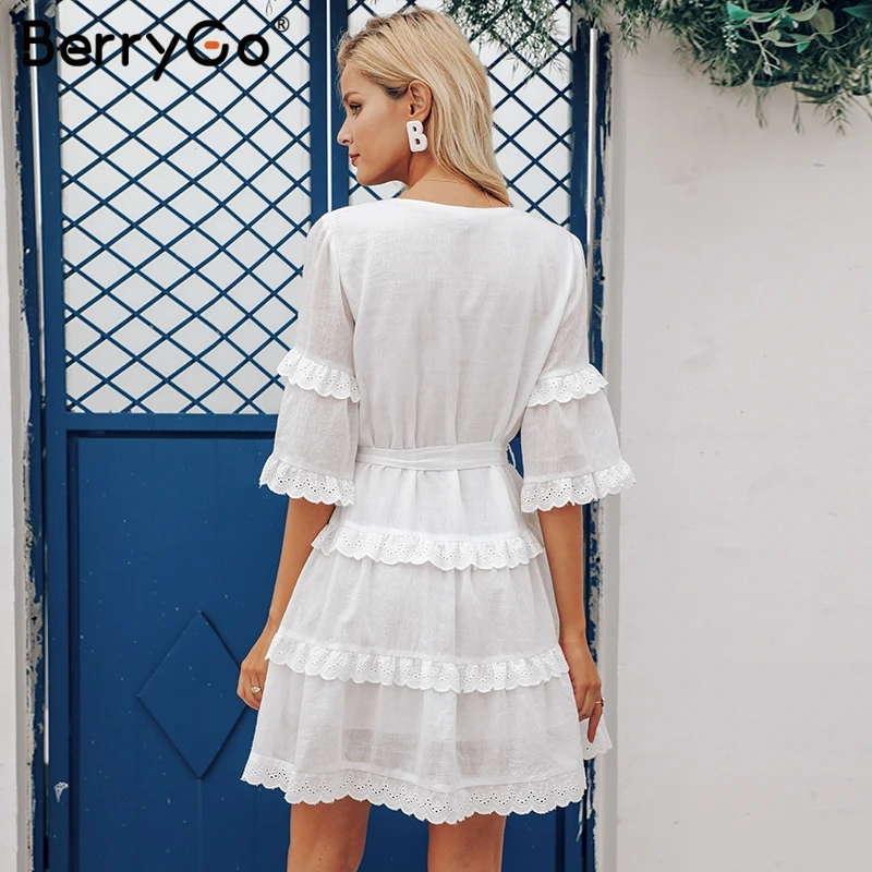 BerryGo Элегантное летнее платье с рюшами и вышивкой, белое платье для женщин с расклешенными рукавами и поясом, повседневное сексуальное платье с v-образным вырезом, женские платья