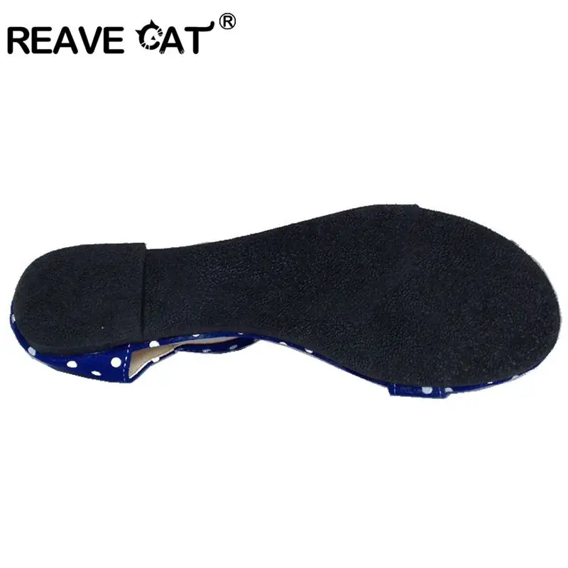 REAVE CAT/Большие размеры 34-43; милая обувь с бантиком в горошек; прозрачные женские сандалии на плоской подошве с застежкой; Летняя обувь на плоской подошве