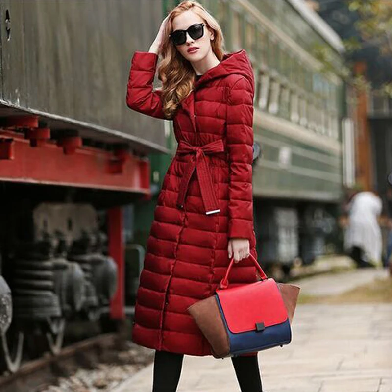 Теплая зимняя куртка женская модная брендовая парка на утином пуху ультра-светильник Длинная Элегантная верхняя одежда