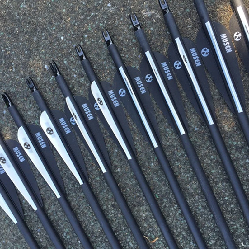 Billig 28 30 32 zoll Mixed Carbon Pfeil Wirbelsäule 500 Schwarz und Weiß Feder 6 12 24 pcs für Recurve Verbindung Bogen Bogenschießen Jagd
