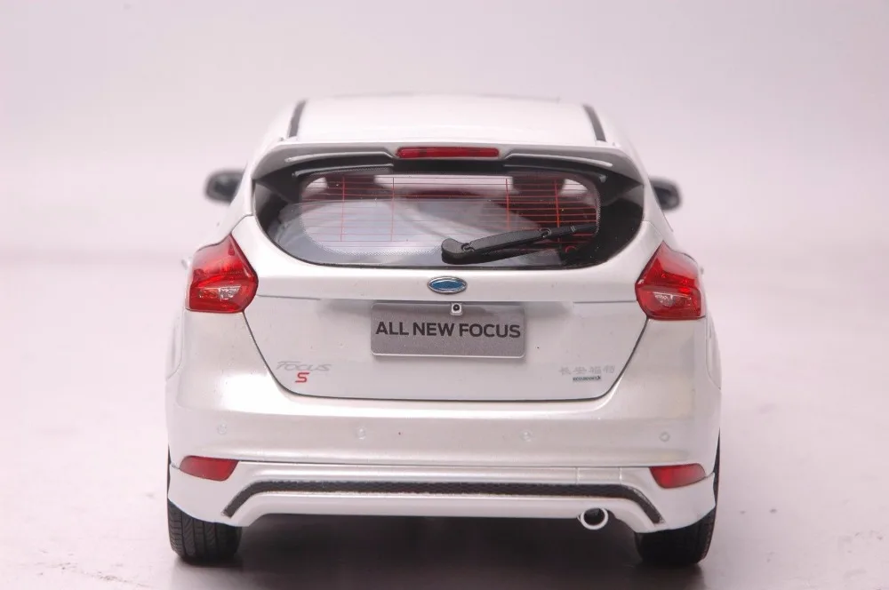 Ford Focus 2015 car model in scale 118 white (4)