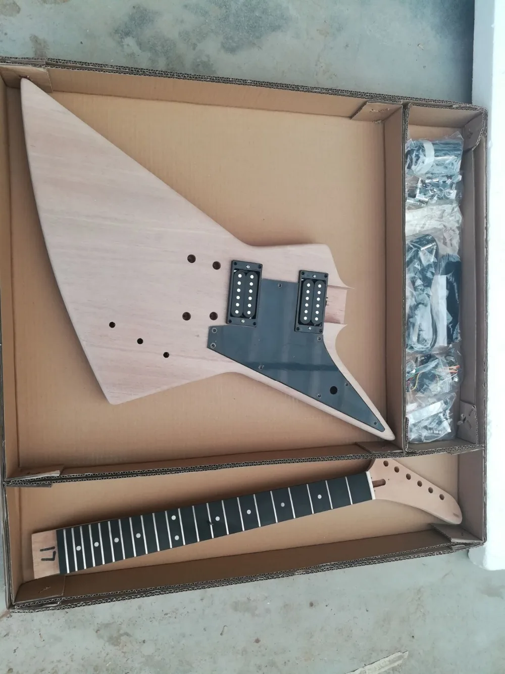 

Top quality GYGE DIY Kit-0014 natural wood with Ebony fingerboard electric guitar ,Real photo shot, Be customized, Free shipping