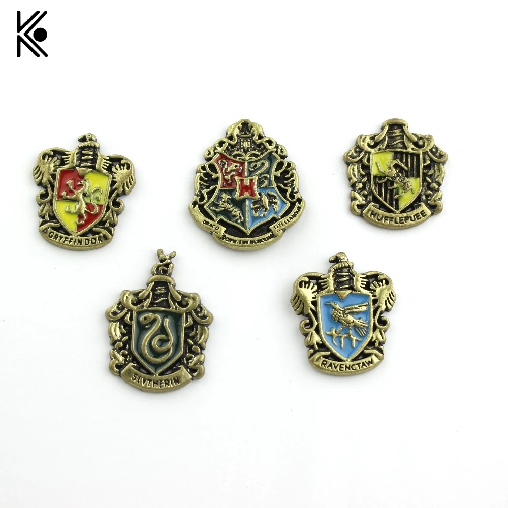 

Magic School logo Brooches Pins Hogwarts Gryffindor Hufflepuff Slytherin Ravenctaw Model Brooch Gift For Fans Movie Jewelry