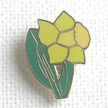 Эмалированный значок с вырезами в виде нарциссов, низкая цена, на заказ, металлические эмалированные значки на лацкан, дешевые, на заказ, металлические значки на кнопках