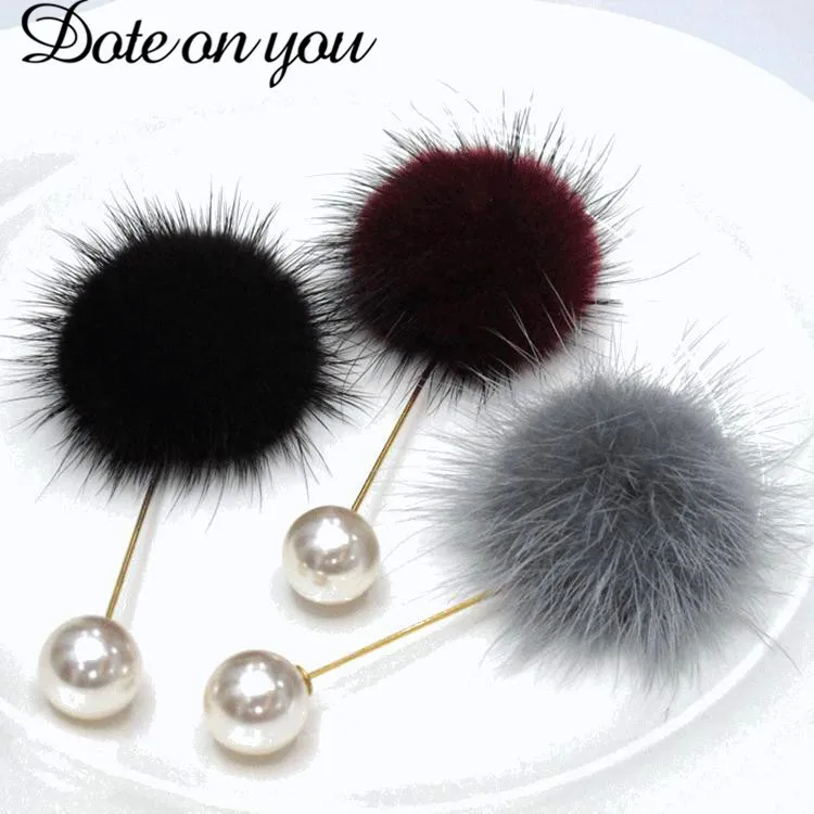 

Multi-color Fluff Ball Brooch Pin Metal Buckle for Fashion Women Autumn Winter Sweater Large Pocket Pin High Quality Badge Icon